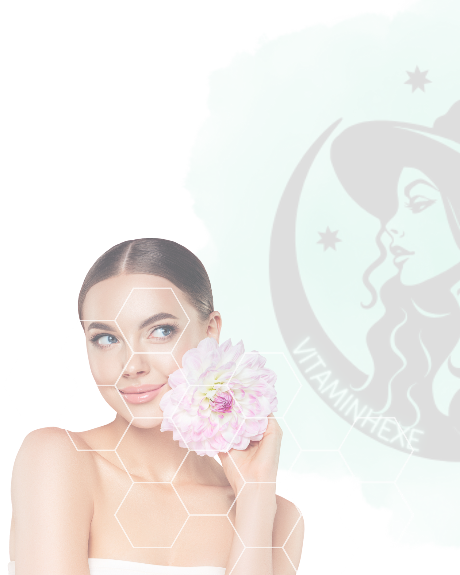 schöne Frau mit strahlender Haut hält eine Blume vor ihr Gesicht